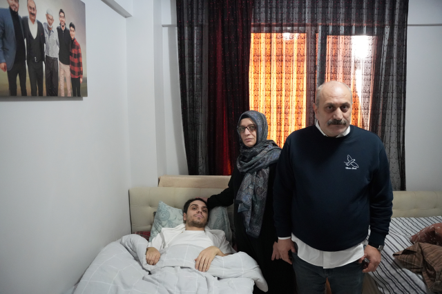 Darbedilen çocuğu kurtarmak isterken 6 yerinden bıçaklandı! Dehşet bitmedi