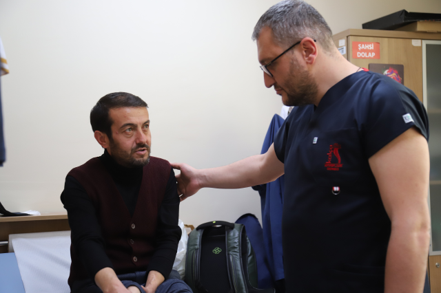 Randevu bulamayınca doktora taşlama şiir yazdı