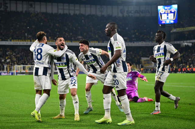 Kadıköy'de inanılmaz son! 90+5'te öne geçen Fenerbahçe, 90+11'de yıkıldı