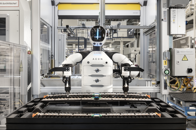 Alman otomotiv devinde işler değişiyor, insansı robotlar üretim hattında