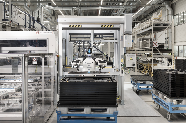 Alman otomotiv devinde işler değişiyor, robotlar üretim hattına çıkarıldı