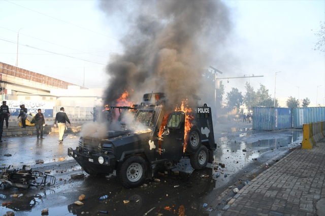 Pakistan'daki ABD konsolosluğu önünde protesto: Can kaybı 21'e yükseldi