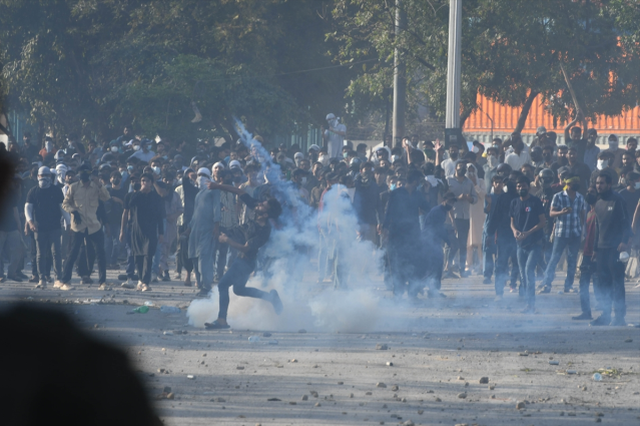 Pakistan'daki ABD konsolosluğu önünde protesto: Can kaybı 21'e yükseldi
