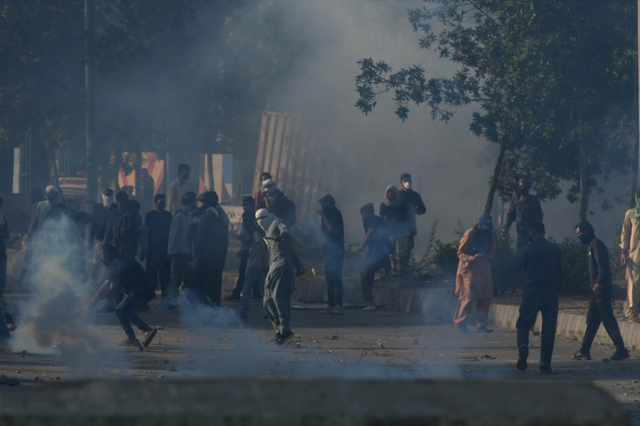 Pakistan'daki ABD konsolosluğu önünde protesto: Can kaybı 21'e yükseldi