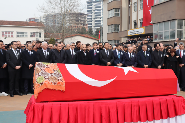 Yüzlerce meslektaşı Fatma Nur öğretmeni son yolculuğuna uğurladı! Herkesin dilinde aynı slogan var
