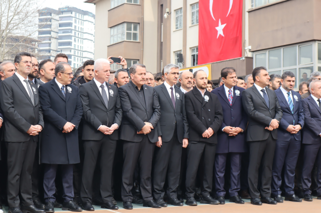 Yüzlerce meslektaşı Fatma Nur öğretmeni son yolculuğuna uğurladı! Herkesin dilinde aynı slogan var