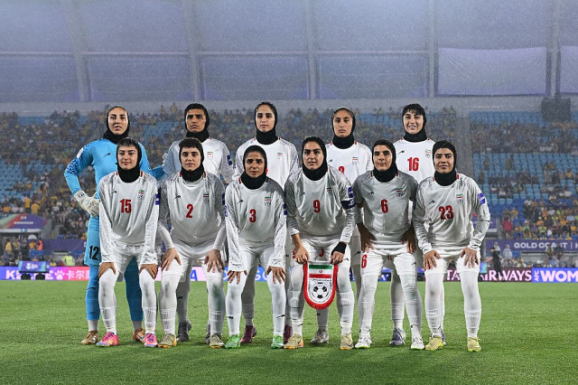 Ülkelerine dönmek üzere yola çıkan İranlı kadın futbolcular, otobüsün camından cep telefonlarıyla SOS işareti yaptı