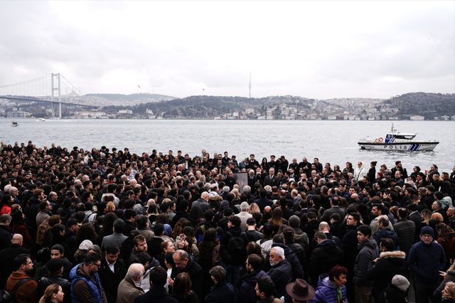 Fener Rum Patriği Bartholomeos, Ortaylı'nın tabutunun başında dua etti