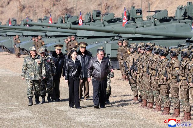 Kuzey Kore'de tank birliklerinin katılımıyla taktik saldırı tatbikatı