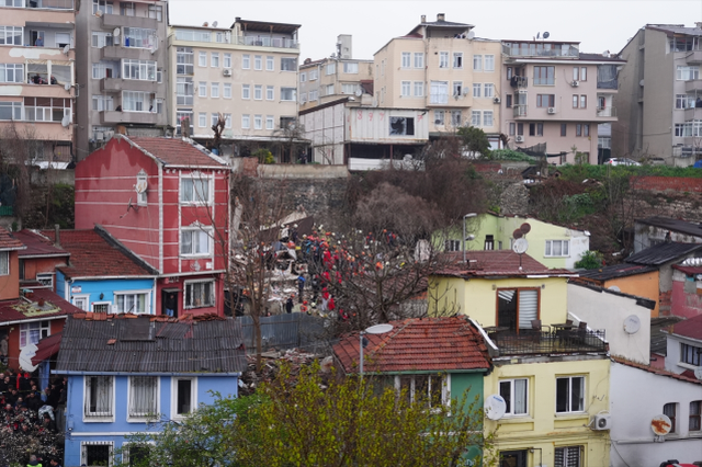 İstanbul Fatih'te iki bina çöktü! Enkaz altında kalanlar var