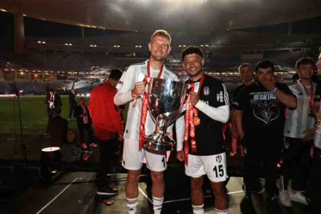 Süper Lig devinde kupalar kazanıyordu, şimdi gelinlik giyip şarkı söylüyor