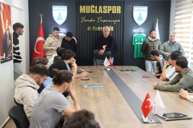 Şampiyonluk şansı zora girince efsanesi olduğu kulüpten istifa etti