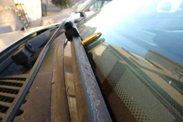 Park Halindeki 16 Otomobilin Sileceklerine Mermi Bırakıldı