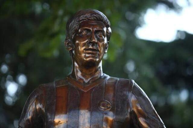 Can Bartu heykelinin açılışında Ali Koç'tan çarpıcı gönderme: Bu formanın hakkını verme zamanı geldi