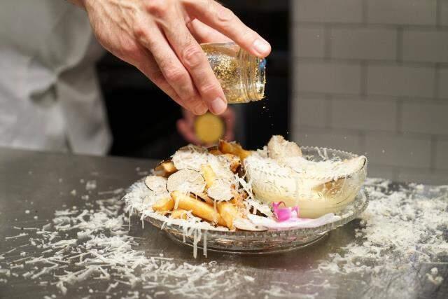 Dünyanın en pahalı patates kızartması bin 713 liralık fiyatıyla Guinness'e girdi! Üzerine altın tozu serpiliyor