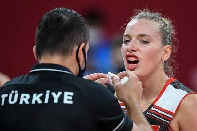 Kadın Voleybol Takımımız nazara geldi! Cansu ve Meliha çarpışması yürekleri ağza getirdi