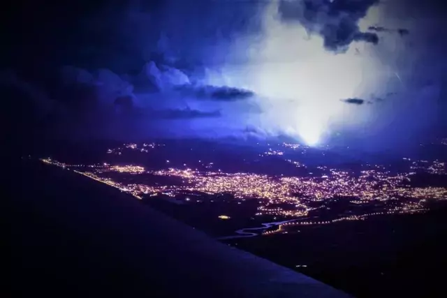 Hatay'da şimşekler geceyi gündüze çevirdi