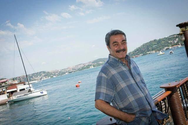 Ünlü sanatçı Kadir İnanır apar topar hastaneye kaldırıldı! Felç kalma riski var