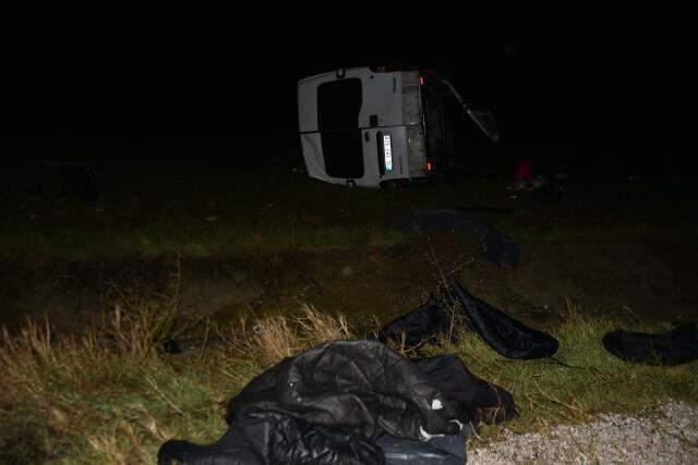 Kaçak göçmenleri taşıyan minibüs devrildi: 16 yaralı