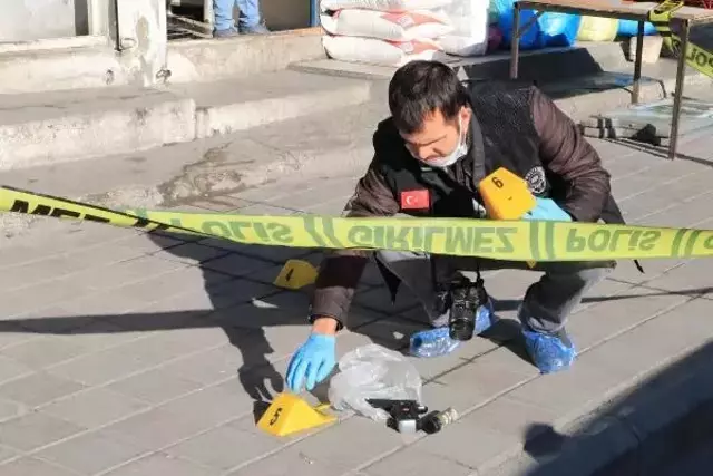 Oyuncak tabancalı soyguncu, gerçek tabancalı kuyumcu tarafından vuruldu