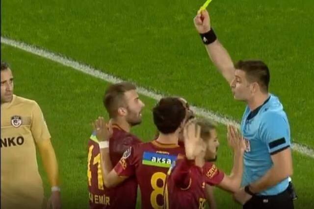 İlginçliklerin adresi Süper Lig! Ümit Öztürk yanlış kart çıkarttı, rakip oyuncu bile şaştı kaldı