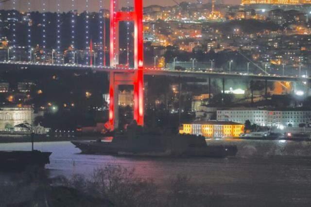 İstanbul Boğazı'ndan geçen Fransız savaş gemisi Rusya'yı alarma geçirdi! Adım adım takip etmeye başladılar