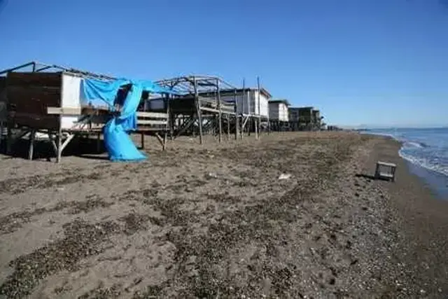 CARETTA CARETTA KUMSALI, KAÇAK BARAKAYLA DOLDU