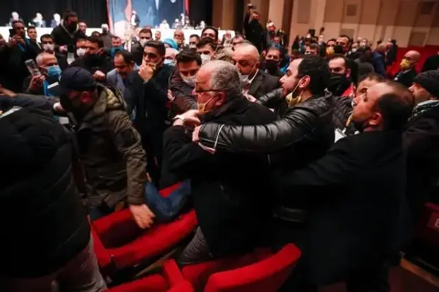 Taksicilerin Genel Kurulu da olaylı, yumruklar havada uçuştu! Polis, salona girmek zorunda kaldı