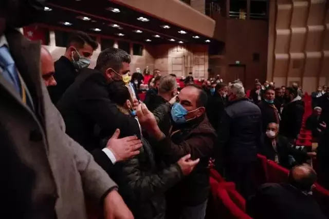 Taksicilerin Genel Kurulu da olaylı, yumruklar havada uçuştu! Polis, salona girmek zorunda kaldı