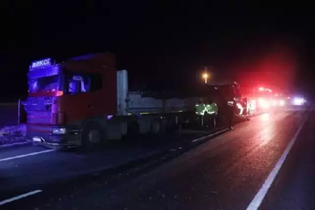 Denizli'de yolcu otobüsü, tıra arkadan çarptı: 1 kişi hayatını kaybetti, 21 yolcu yaralı