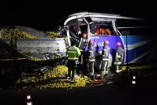 Denizli'de yolcu otobüsü, tıra arkadan çarptı: 1 kişi hayatını kaybetti, 21 yolcu yaralı
