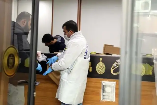 Duvarını delerek girdikleri kuyumcudan 1,5 milyon liralık altın çaldılar