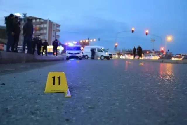 Esrarengiz olay! Aracıyla kırmızı ışıkta beklediği sırada kurşun yağmuruna tutuldu