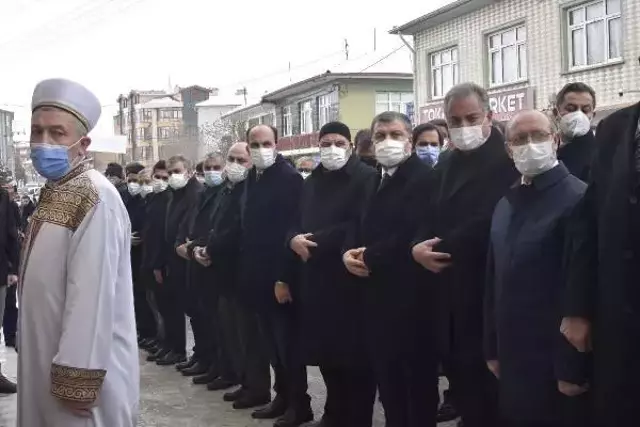 Sağlık Bakanı Koca'nın acı günü! Önce tabuta omuz verdi, sonra taziyeleri kabul etti