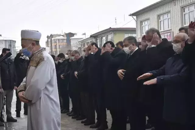 Sağlık Bakanı Koca'nın acı günü! Önce tabuta omuz verdi, sonra taziyeleri kabul etti