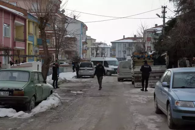 Eski eşinin öldürmeye çalıştığı kadın, silah tutukluk yapınca kurtulmuş