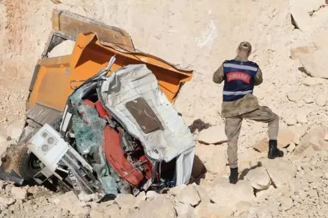 Hafriyat boşaltırken uçuruma yuvarlanan kamyonun sürücüsü öldü