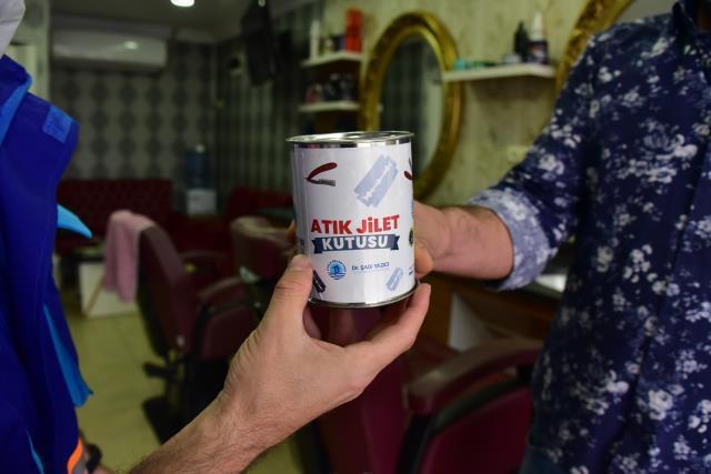Tuzla'da bulunan 360 berber dükkanına atık jilet kutusu dağıtıldı