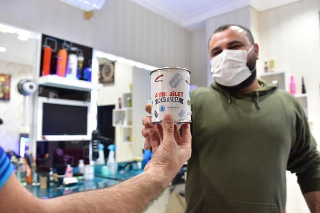 Tuzla'da bulunan 360 berber dükkanına atık jilet kutusu dağıtıldı