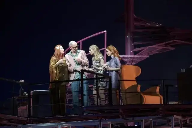 Tuba Ünsal başrolü oynadığı Adı Aylin oyununun galasında gözyaşlarına hakim olamadı