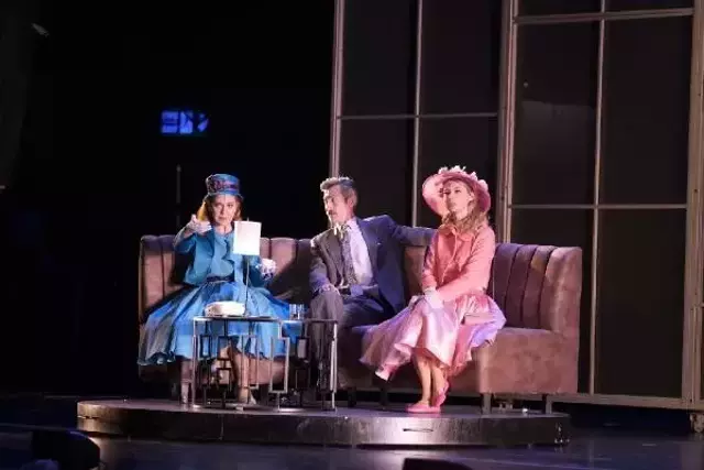 Tuba Ünsal başrolü oynadığı Adı Aylin oyununun galasında gözyaşlarına hakim olamadı