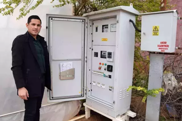 Tarlasına kurduğu sistemle hem elektrik faturasından kurtuldu hem de ek gelir sağlamaya başladı