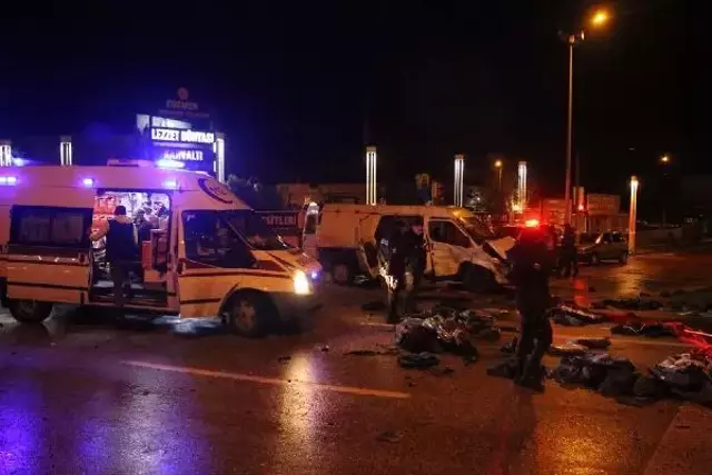 Otomobil ile minibüs çarpıştı, ortalık savaş alanına döndü: 6 yaralı