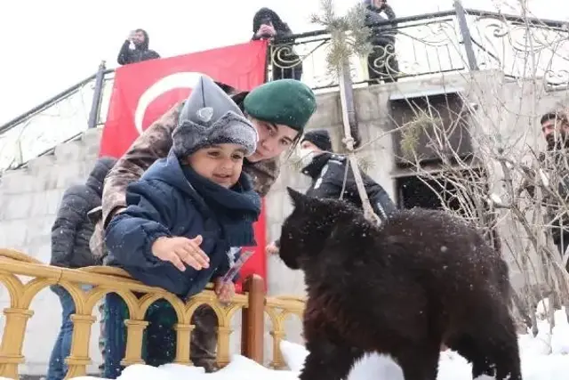 Evlilik yıl dönümünde şehit eşini, özel harekatçı kıyafetiyle uğurladı: Bana şehadetini armağan etti