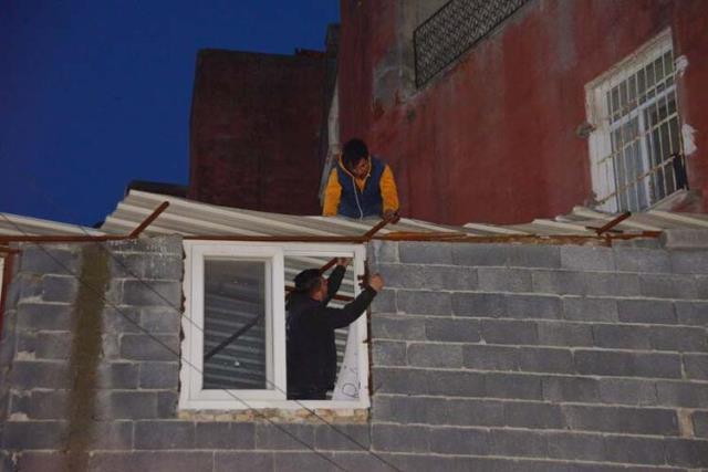 Adana'da çatıda mahsur kalan hırsıza önce yolu gösterdi, ardından sopayla saldırdı