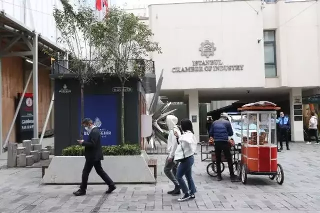 İstiklal Caddesi'nin sembolüne ATM gölgesi