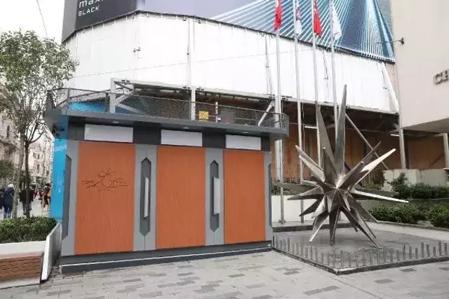 İstiklal Caddesi'nin sembolüne ATM gölgesi