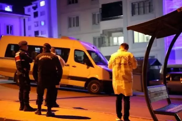 İmza toplanıp apartmandan çıkarılan çift; binaya ateş edip, yöneticinin aracının camlarını kırdı