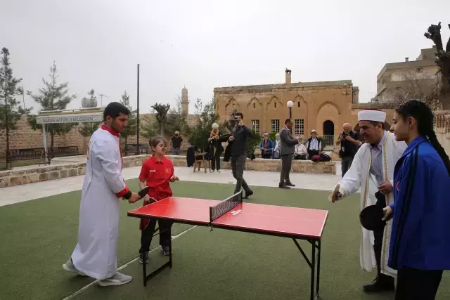 İmam ve kilise görevlisi tarihi cami ve kilisede masa tenisi oynadı