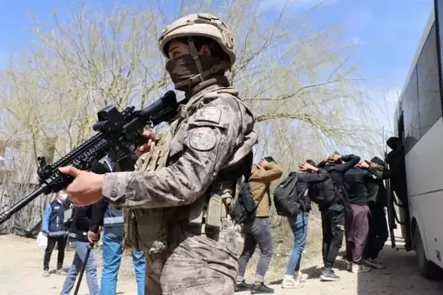 Özel harekatçıların baskın düzenlediği tek katlı evde 35 Afgan göçmen yakalandı